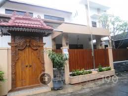 Jika anda menginginkan desain pagar sederhana dengan style kontemporer, coba aplikasikan pagar tembok blok. Pagar Rumah Lebih Artistik Dengan Kayu Maupun Coonwood Eksterior Rumah 190