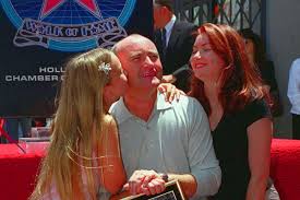 He's left drum duties to his. El Infierno Personal De Phil Collins Depresion Litigios Eternos Con Su Ex Problemas Para Caminar Celebrities