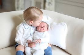 «wir teilen einen kurzen blick auf prinz louis bastelarbeiten vor seinem zweiten geburtstag», hieß. How Old Is Prince George And What S The Age Difference Between Him Charlotte And Louis