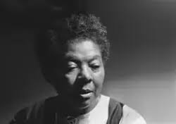 Sangerinnen Ruth Reese intervjues om Sør-Afrika demonstrasjonen på  Youngstorget, som hun skal synge på, desember 1976. -Arbeiderbevegelsens  arkiv og bibliotek