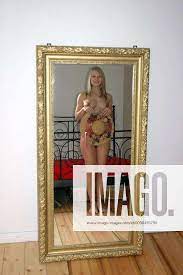 Spiegelbild! Blonde Frau steht nackt mit ihren Strohhut vor dem Spiegel