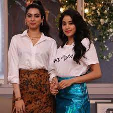 Khushi kapoor looks extremely adorable in the throwback picture. Janhvi Kapoor Turns Makeup Artist For Sister Khushi Kapoor Makes Her Look Like A Glam Queen Watch Pinkvilla