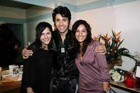 Il était poursuivi pour avoir demandé à une jeune fille de moins de 15 ans de s'adonner à des jeux sexuels par webcam interposée. Jean Luc Lahaye Decouvrez Ses Filles Margaux Et Gloria Si Differentes