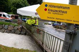 Die höllentalklamm ist ein durch wanderwege, tunnel, stege und treppen gut erschlossener bis zu 150 meter tiefer gebirgseinschnitt, durch den ein wildbach mit. 3bvu Cjwgnbqrm