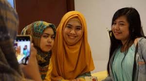 Keduanya juga pernah terlihat memberikan dagangannya secara langsung kepada penggemar yang datang ke sebuah acara terkait bisnis mereka. Konten Youtube Ditegur Oki Setiana Dewi Begini Reaksi Ria Ricis