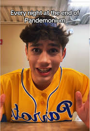 🐝📙Thomas W📙🐝 (@thomas_waguespack)