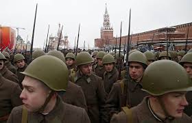 На западе москвы шли упорные и ожесточенные бои оборонительной части московской битвы, противник находился близко к городу и мог попытаться сорвать праздничное мероприятие. Istoriya Paradov Na Krasnoj Ploshadi 7 Noyabrya Dose Biografii I Spravki Tass