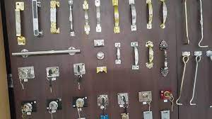 Kusen pintu utama dan jendela: Berbagai Aksesoris Pintu Dan Toko Sumber Berlian Ruteng Facebook