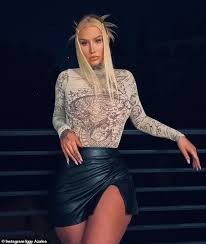 Follow iggy azalea official and others on soundcloud. Iggy Azalea Zeigt Ihre Schlanke Taille Und Eine Sanduhr Frame In Einem Mesh Top Und Leder Minirock Aktuelle Boulevard Nachrichten Und Fotogalerien Zu Stars Sternchen