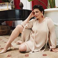 Esra Dermancıoğlu yeni yaşını yataktaki çıplak pozuyla kutladı