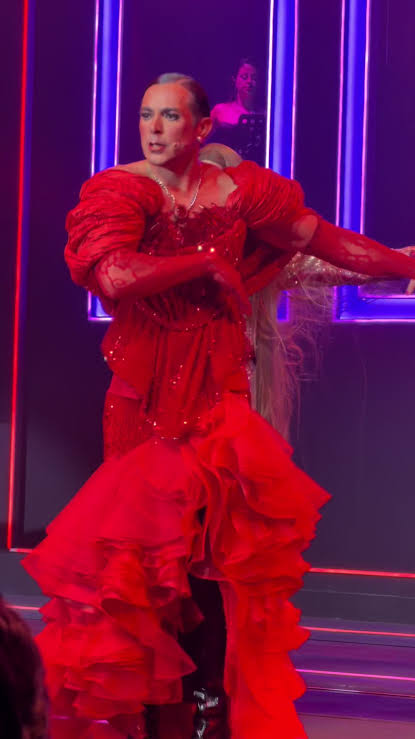 Fui a ver la última función de mi amigo en “mentidrags” y me tocó el debut  de Ernesto Dalessio, salí ENCANTA, y eso que he visto varias veces la obra,  la vibra fue otro nivel. #mentiras #drag