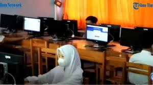 Malam itu, aku hanya sendirian sedangkan suamiku harus pergi ke luar kota dan baru saja sekitar 2 jam yg lalu diantar oleh supirku ke bandara. Rjv3ksbqxp8irm