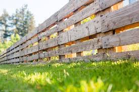 Zaun Aus Paletten Einen Palettezaun Selber Bauen Zaun Aus Paletten Gartenzaun Selber Bauen Bauen Mit Paletten