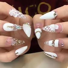 🌸hola espero se encuentren bien en este video les comparto un diseño de uñas acrílicas en blanco con plateado, decoradas con swarosvki, son unas uñas cortas. 20 Hermosas Disenos De Unas En Blanco Que Te Encantaran White Nails Bling Nails White Nail Designs