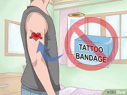Das wasser würde das tattoo aufweichen. Mit Einem Neuen Tattoo Duschen 15 Schritte Mit Bildern Wikihow