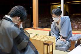 史上最年少でのタイトルホルダーとなっり、棋聖・王位の二冠を保持する 藤井聡太二冠 が平均2000超の高レートで第1位となっている。 竜王・叡王の2冠を保持する 豊島将之竜王 が第2位、王座を保持し、各棋戦で高勝率を誇る 永瀬拓矢王座 が第3位につけている。 現在の4人の. Ojhwhigna8g5 M