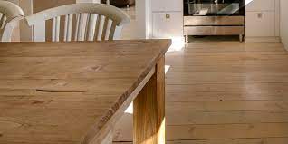 Pour traiter et colorer un plateau en bois brut, on utilise du vernis. Comment Proteger Et Entretenir Une Table En Bois Trucs Et Astuces