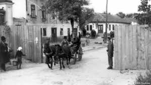 Ziua holocaustului în românia a fost marcată pentru prima oară acum 15 ani, în anul 2004, la 9 octombrie, fiind instituită prin 672 din 5 mai 2004, la propunerea comisiei internaționale pentru studierea holocaustului în românia, condusă de laureatul premiului nobel pentru pace, elie wiesel. Holocaustul Din Moldova O Istorie Tabu Moldova Dw 27 01 2016