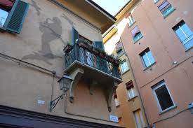Esplorare la casa di lucio dalla in via d'azeglio a bologna significa intraprendere un viaggio del cuore e dei sensi, scoprire suoni, immagini, colori e profumi negli spazi dove l'artista ha vissuto e dove ha creato le sue più importanti opere. A Casa Di Lucio Dalla Ecco Come Visitarla Anche Quest Anno Bolovegna