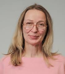 Regulating Foundation Models in the AI Act: From “High” to “Systemic” Risk 