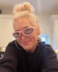 Beth Kelling's Instagram, Twitter & Facebook