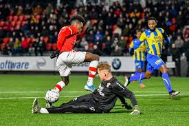 He is the younger brother of his former international teammate erwin koeman and the son of former dutch international martin koeman. Ronald Koeman Jr Na Zware Maanden Klaar Voor Plek Onder De Lat Bij Top Oss Dat Was Allemaal Heel Heftig Top Oss Bd Nl