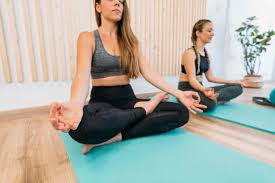 योग को मानव जीवन का एक अहम हिस्सा माना गया है, जिसकी. Zwei Sportliche Frauen Praktizieren Yoga Im Health Club Lizenzfreies Stockfoto