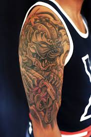 Foo Dog Climbing Tattoo Google Search Tatouage Japonais Tatouage De Chien Tatouages Demi Bras