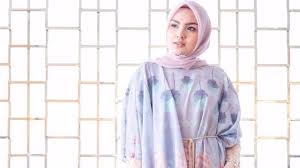 Info tentang model, gambar, desain baju dan busana muslim gamis modern cocok untuk keluarga, pesta, sarimbit, couple, pria, wanita dan anak anak'. Mengintip Instagram Para Desainer Hijab Untuk Inspirasi Baju Lebaran Kumparan Com