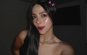 Sara Duque's Instagram, Twitter & Facebook