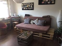 Ein ganzes dachgeschoss mit paletten ausstatten. Diy Sofa Aus Europaletten Und Zwei Matratzen Diy Sofa Couch Selfmade Paletten Europaletten Sofa Diy Sofa Zimmer Einrichten
