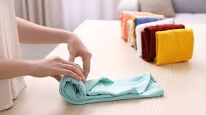 Pelajarilah cara melipat baju seperti layanan laundry profesional. 5 Cara Melipat Kaus Supaya Rapi Nggak Buang Buang Tempat Sepele Sih Tapi Bermanfaat Banget