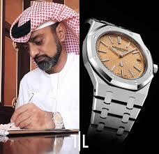 ويشتهر الشيخ عم ار بن حميد النعيمي ولي عهد إمارة عجمان بشغفه الكبير بالساعات فيمتلك ساعة من طراز aud akhbarak wood watch my folder wood