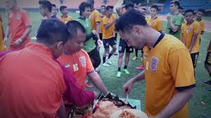 Nadeo argawinata (born 9 march 1997) is an indonesian professional footballer who plays as a goalkeeper for liga 1 club bali united and the indonesia national team. Rayakan Ulang Tahun Pbfc Djukanovic Senang Jadi Bagian Keluarga Besar Tribun Kaltim