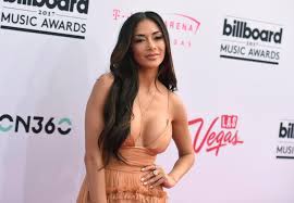 1 early life 2 career 2.1 career beginnings 2.2 the pussycat dolls 2.3 killer love and the x factor 2.4 big fat lie and television projects 3 other ventures 3.1 musical theater 3.2 philanthropy 4 personal life 5 dancing with the stars 10 5.1 scores 5.2 performances 6 gallery. Watch Nicole Scherzinger Sings In Filipino For The First Time With Cover Of Pangako Freebiemnl