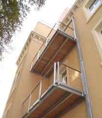 Pin Von Ella Vansiek Auf Franzosischer Balkon Mehrfamilienhauser Holzbalkon Franzosische Balkone