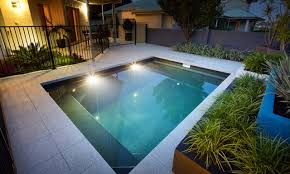 Hgtv loves this courtyard swimming pool and patio, which has steppingstones and a hot tub, and a covered outdoor kitchen and lounge nearby. Plunge Pool Barrier Reef Pools South West