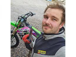 Teini-ikäinen ruiskutti happoa mopoilijoiden kasvoille varastaakseen näiden  kulkupelit