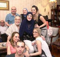 وظهرت الفنان حسن يوسف وشمس البارودي خلال الصورة التي التقطها على طريقة السيلفي، مرتدية حجابها بجانب زوجها الفنان حسن يوسف، وتصدر اسم الفنانة المعتزلة وزوجها ترند الأكثر بحثا. Ù‡Ù„ ØªØ¹ÙˆØ¯ Ù„Ù„ÙÙ† ØµÙˆØ±Ø© Ø­Ø¯ÙŠØ«Ø© Ù„Ø´Ù…Ø³ Ø§Ù„Ø¨Ø§Ø±ÙˆØ¯Ù‰ ÙˆØ­Ø³Ù† ÙŠÙˆØ³Ù ØªØ«ÙŠØ± Ø§Ù„Ø¬Ø¯Ù„ Ø§Ù„ÙŠÙˆÙ… Ø§Ù„Ø³Ø§Ø¨Ø¹