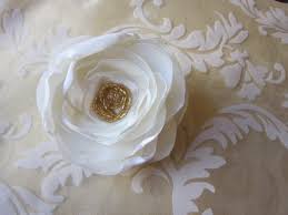 Our fabulous team of florists will make up the most beautiful quality bouquets for flower delivery today. Braut Brosche Klammer Haarblute Stoffblume Weiss Or
