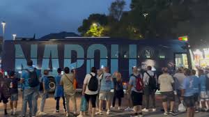 Napoli-Pisa, il pullman degli azzurri arriva al Maradona tra l'entusiasmo dei tifosi