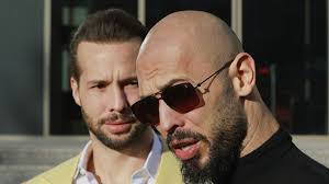 Tate-broers in VS aangekomen, op dag van onderzoek over vrouwenhaat