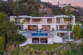Rumah bergaya villa bali modern cukup umum dijadikan style desain rumah mewah. Deretan Rumah Modern Dengan Harga Fantastis