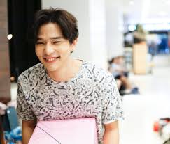 Thanat lowkhunsombat, nickname lee, is a thai singer, à¸¥ à¸šà¸­à¸— Leethanat Both Twitter