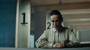 Some of the negative qualities of the town are that it is not a safe place to live, a place of scenic. Netflix Compra El Hoyo Un Thriller Distopico Espanol Que Ha Causado Sensacion En El Festival De Toronto