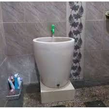 Kombinasi warna abu dan beigenya semakin menambah kesan modern dari dekorasinya. Bak Mandi Minimalis