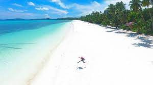 A Beautiful White Sand Beach In Maluku Ngurbloat Beach Indonesia Photo By Ig Hafiedzuk23 Beautiful Indonesia White Sand Beach Beach
