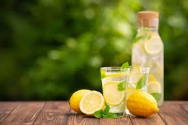 Una torta al limone,granita o sorbetto al limone,spremuta di limone che nn fa male e con la scusa domani compra ad esempio pesce dove spremere limone e se lo fai a cartoccio a forno ne metti una fetta dentro e una fuori,oppure compra la. Acqua E Limone Quando E Perche Assumerla Cure Naturali It