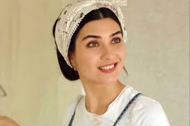 توبا بيوكوستون بالغرّة القصيرة في مهرجان دبي السينمائي. Ø§Ù„ÙÙ†Ø§Ù†Ø© Ø§Ù„ØªØ±ÙƒÙŠØ© ØªÙˆØ¨Ø§ Ø¨ÙˆÙŠÙˆÙƒÙˆØ³ØªÙ† Ø£Ù†Ø§ Ù…Ø³Ù„Ù…Ø© Ùˆ Ø¥Ø³Ù…ÙŠ Ù…Ø´ØªÙ‚ Ù…Ù† Ø³ÙˆØ±Ø© Ø§Ù„ØªÙˆØ¨Ø©