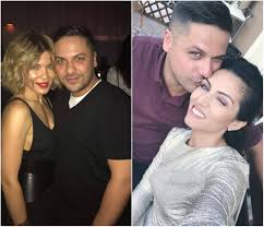 Julianne se lamenteaza ca nu a gasit acel barbat, pe care il asteapta cu nerabdare inca din adolescenta, iar michael trece la treaba si ii da prietenei sale o veste bomba : La 9 Ani De La DivorÈul De Oana MareÈ Augustin Viziru Se InsoarÄ Èi Va Deveni TatÄ Pentru Prima DatÄ